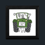 Boîte À Souvenirs Cadeau de Mariage campagnard de tracteur personnal<br><div class="desc">Un cadeau mariage de ferme tracteur qui peut être personnalisé avec les deux noms du couple. Si vous souhaitez modifier la taille ou la police des noms,  cliquez sur le bouton modifier pour customiser plus loin. Le faisceau du tracteur est dans une crème subtile et blanche.</div>