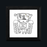 Boîte À Souvenirs Cadeau de Mariage campagnard de tracteur personnal<br><div class="desc">Un cadeau mariage de ferme tracteur qui peut être personnalisé avec les deux noms du couple. Si vous souhaitez modifier la taille ou la police des noms,  cliquez sur le bouton modifier pour customiser plus loin. Le faisceau du tracteur est dans une crème subtile et blanche.</div>