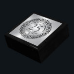 Boîte À Souvenirs Cadeau pour le 25e anniversaire du Mariage<br><div class="desc">Cercle de dentelle florale noir sur arrière - plan argent métallique,  personnalisable mariage argent Anniversaire. Célébration de 25 ans de souvenirs heureux. Typographie noire personnalisable. Coeur de diamants blancs accent.</div>
