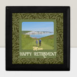 Boîte À Souvenirs Cadeaux de retraite heureux personnalisés pour mam<br><div class="desc">Célébrez une occasion spéciale de retraite avec notre boîte cadeau personnalisée, le souvenir personnalisable parfait pour maman. Décorée d'un beau design et d'un texte et de photos personnalisés, cette boîte polyvalente peut organiser de petits objets, ajouter une touche d'élégance à n'importe quelle pièce, ou même être utilisée comme un enveloppement...</div>