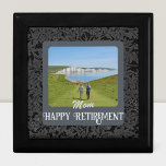 Boîte À Souvenirs Cadeaux de retraite heureux personnalisés pour Mam<br><div class="desc">Célébrez une occasion spéciale de retraite avec notre boîte cadeau personnalisée, le souvenir personnalisable parfait pour maman. Décorée d'un beau design et d'un texte et de photos personnalisés, cette boîte polyvalente peut organiser de petits objets, ajouter une touche d'élégance à n'importe quelle pièce, ou même être utilisée comme un enveloppement...</div>