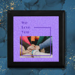 Boîte À Souvenirs Cadeaux personnalisés pour les amis se déplaçant v<br><div class="desc">Faites vos adieux avec notre boîte cadeau personnalisé pour les amis qui s'enfuient violet, un hommage personnalisé pour les amis qui se lancent dans de nouvelles aventures. La teinte violette sereine symbolise le changement et la croissance, et résume le voyage à venir. Customisez la boîte avec votre touche personnelle, qu'il...</div>