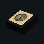 Boîte À Souvenirs Celestial Sun Moon Stars Midnight Sky Personnalisé<br><div class="desc">Un élégant carreau de lune de soleil éthérée qui peut être customisé avec votre propre citation préférée ou votre nom. Vous pouvez les utiliser pour des décors à la maison, comme dessous de verre ou comme carrelage décoratif. Arrière - plan couleur sable. Vous pouvez ajouter votre devis préféré ou votre...</div>