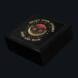 Boîte À Souvenirs Champignons Magiques Rouge & Or Crescent Moon sur<br><div class="desc">Faites une déclaration avec cette amusante illustration de badge de champignons magiques rouges et or avec un cadre de cercle de points d'or et une lune de croissant d'or sur un arrière - plan noir - simple typographie personnalisable en or.</div>