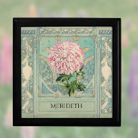 Boîte À Souvenirs Chic Chic Turquoise rose Chrysanthème Monogramme<br><div class="desc">Ce design personnalisé combine un chrysanthème rose et blanc d'une illustration botanique vintage et un dessin architectural turquoise poussiéreux d'un salon d'art et d'artisanat et d'une cheminée. Les couleurs douces et feutrées rappellent le style campagnard ou campagnard français chic et se marient bien avec les styles à la fois vieillot...</div>