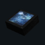 Boîte À Souvenirs Citation de la servante Lunaire Sky Pleine lune pe<br><div class="desc">Lunar Sky Pleine lune Celestial Galaxy Aquarelle Design, avec étoiles brillantes de nuit, et Lune brillante Design sur un bleu marine luxueux, bleu pâle, et des touches de couleur d'aquarelle violet. Avec Des Polices De Script De Typographie Moderne. Un design magique branché - Coffre-cadeau personnalisé Bridesmaid Heart Keepsaké Boîte cadeau...</div>