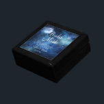 Boîte À Souvenirs Citation de la servante Lunaire Sky Pleine lune pe<br><div class="desc">Lunar Sky Pleine lune Celestial Galaxy Aquarelle Design, avec étoiles brillantes de nuit, et Lune brillante Design sur un bleu marine luxueux, bleu pâle, et des touches de couleur d'aquarelle violet. Avec Des Polices De Script De Typographie Moderne. Un design magique branché - Coffre-cadeau personnalisé Bridesmaid Heart Keepsaké Boîte cadeau...</div>