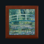 Boîte À Souvenirs Claude Monet - nénuphars et pont japonais<br><div class="desc">Nénuphars et pont japonais par Claude Monet, 1899. Claude Monet était un fondateur de la peinture impressionniste française, et le praticien le plus cohérent et le plus prolifique de la philosophie du mouvement d'exprimer ses perceptions avant nature, particulièrement pour la peinture de paysage de plein-air. Le terme "impressionisme" est dérivé...</div>