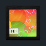Boîte À Souvenirs Coeurs et ballons colorés Conception abstraite<br><div class="desc">Cette conception abstraite est un motif heureux fantaisiste avec beaucoup de coeurs joyeux et des ballons flottant et volant le long d'un mélange de couleurs joyeuses. Personnalisez avec les initiales.</div>