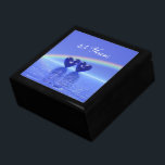 Boîte À Souvenirs Coeurs saphirs du 45e anniversaire<br><div class="desc">Une jolie image 3d de coeurs saphir flottant sur l'eau sous un arc-en-ciel,  avec un texte personnalisable.</div>