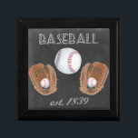 Boîte À Souvenirs Conception vintage du tableau de baseball<br><div class="desc">Conception vintage de Baseball Chalkboard. Artiste : Naomi McCavitt. ID d'image : 106364GG.</div>