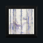 Boîte À Souvenirs Couleur d'aquarelle Violet Free Expression<br><div class="desc">Cette oeuvre extraordinaire de libre expression de Jennifer Goldberger est une aquarelle violette pleine de vie. Les lignes noires courent verticalement dans la pièce, et les gouttes de violet s'étendent d'eux comme des vagues dans un lac. Une impression merveilleuse qui irait bien sur un certain nombre de produits Zazzle. Commandez...</div>