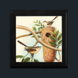 Boîte À Souvenirs Couple d'oiseaux sur un nid perché sur une branche<br><div class="desc">Cet imprimé d'art décoratif présente un couple d'oiseaux qui s'installe dans leur nid. L'illustration dégage une sensation de convivialité et d'harmonie tandis que les couleurs pastel vert,  beige et marron créent une agréable sensation de calme. Choisissez ce design pour n'importe quel produit de décoration rustique maison.</div>