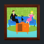 Boîte À Souvenirs Couple rétro avec Chat en bois Bijoux Keepsaké Boî<br><div class="desc">Cette boîte à bijoux rétro avec chatte en bois avec bijoux en bois avec un couple de dessins animés essayant de devenir confortable en regardant la télévision sur un canapé bleu moderne du milieu du siècle. Le chat, cependant, a d'autres idées. D'un côté du canapé, un beau homme en costume...</div>
