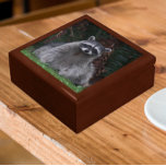 Boîte À Souvenirs Cute Forest Raccoon Photo Faune<br><div class="desc">Magasinez des bijoux,  des bijoux et d'autres petits commerçants dans cette boîte cadeau en bois avec carreaux en céramique avec l'image d'un joli Raccoon de forêt posant pour la caméra. Sélectionnez la taille et la couleur de votre boîte cadeau.</div>