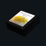 Boîte À Souvenirs Daffodiles jaunes sur le mariage du printemps blan<br><div class="desc">Les jolis jonquilles jaunes sur la boîte cadeau de mariage de printemps blanc peuvent être personnalisées avec les noms de la mariée et du marié et leur date de mariage de mars, avril ou mai printemps. Créez un cadeau personnalisé de gardien pour les jeunes mariés ou un cadeau de remerciement...</div>