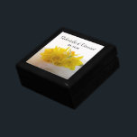 Boîte À Souvenirs Daffodiles jaunes sur le mariage du printemps blan<br><div class="desc">Les jolis jonquilles jaunes sur la boîte cadeau de mariage de printemps blanc peuvent être personnalisées avec les noms de la mariée et du marié et leur date de mariage de mars, avril ou mai printemps. Créez un cadeau personnalisé de gardien pour les jeunes mariés ou un cadeau de remerciement...</div>