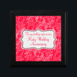 Boîte À Souvenirs Damask femme Ruby mariage boîte cadeau rouge noir<br><div class="desc">Jolie boîte cadeau style damassé chic. Parfait pour présenter un cadeau spécial supplémentaire pour votre femme lors d'un 40e anniversaire de mariage Ruby mariage occasion spéciale. La boîte à cadeaux dit : "À ma chère épouse ou notre anniversaire de Ruby Mariage", ou peut être customisé avec vos propres mots. Design...</div>