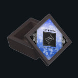 Boîte À Souvenirs De Première Qualité 65e anniversaire de l'élégant Mariage Blue Sapphir<br><div class="desc">Célébrez le 65e anniversaire du mariage saphir bleu avec cette boîte de garde élégante! Un élégant lettrage noir et blanc avec des confettis hexagonaux sur un arrière - plan bleu saphir ajoute une touche mémorable pour cette occasion spéciale et une étape extraordinaire. Personnalisez avec les noms et les dates du...</div>