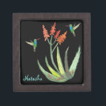 Boîte À Souvenirs De Première Qualité Aloe Vera Hummingbirds succulent Aquarelle PERSONN<br><div class="desc">Ce plante d'aloès peint à la main dans la fleur attire deux colibris colibris et est sûr d'ajouter de l'élégance à cette boîte cadeau. Customisez avec votre nom ou d'autres informations. Consultez ma boutique pour trouver beaucoup d'autres articles correspondants !</div>