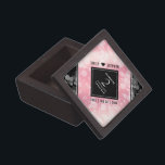 Boîte À Souvenirs De Première Qualité Anniversaire Mariage élégant du 2e Rose Quartz<br><div class="desc">Célébrez le 2ème anniversaire du mariage de quartz rose avec cette boîte à souvenir élégante ! Elégante écriture serif noir et blanc avec des confettis hexagonaux sur un arrière - plan rose riche ajouter une touche mémorable pour cette occasion spéciale et jalon. Personnalisez avec les noms et les dates du...</div>