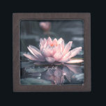 Boîte À Souvenirs De Première Qualité Beau lac Lotus<br><div class="desc">Beau lotus sur le lac.</div>