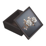 Boîte À Souvenirs De Première Qualité Belle Rose blanche<br><div class="desc">Blanc Roses Golden Feuille boîte cadeau décorative</div>