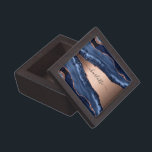 Boîte À Souvenirs De Première Qualité Bleu agate marbre rose or nom script<br><div class="desc">Une agate en or bleu foncé et rose, gravure en pierre de marbre comme arrière - plan Personnalisez et ajoutez votre nom. Le nom est écrit avec un script de style moderne écrit à la main avec des swashes. Pour que les swashes ne suppriment que le nom de l'échantillon, laissez...</div>