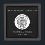 Boîte À Souvenirs De Première Qualité Confirmation de sacrement B&W Dove Elegant<br><div class="desc">Cette boîte à bijoux traditionnelle personnalisée du sacrement de la Confirmation affiche le Saint-Esprit sous forme de colombe avec les mots Come Holy Ghost, Creator Blest. Tous les textes, polices et couleurs peuvent être modifiés. Ce serait un endroit idéal pour stocker tous les petits cadeaux et souvenirs de cette occasion...</div>
