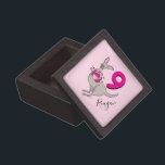 Boîte À Souvenirs De Première Qualité Cute kangourou filles 9e anniversaire nom rose<br><div class="desc">Un kangourou mignon géant avec une poche pleine de coeur boîte cadeau d'âge d'anniversaire pour un animal et une fille aimante kangourou. Personnalisez avec votre propre nom et l'âge de votre enfant. Lit actuellement Reagan 9. Art exclusif et conçu par Sarah Trett pour www.mylittleeden.com</div>