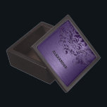 Boîte À Souvenirs De Première Qualité Dentelle violette et texture métallique Imprimer<br><div class="desc">Elégante dentelle violette profonde sur la texture métallique imprimer arrière - plan violet.</div>