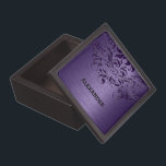 Boîte À Souvenirs De Première Qualité Dentelle violette et texture métallique Imprimer<br><div class="desc">Elégante dentelle violette profonde sur la texture métallique imprimer arrière - plan violet.</div>
