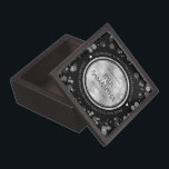 Boîte À Souvenirs De Première Qualité Élégant 10ème anniversaire de Mariage Tin Bois<br><div class="desc">Célébrez le 10e anniversaire du mariage de la boîte commémorative à souvenir ! Le lettrage noir et blanc élégant avec des confettis hexagonaux sur papier d'étain et des arrière - plans noirs ajoute une touche mémorable à cette occasion spéciale et à cette étape importante. Customisez avec les noms des couples,...</div>