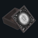 Boîte À Souvenirs De Première Qualité Élégant 25e anniversaire de Mariage d'argent<br><div class="desc">Célébrez le 25e anniversaire du mariage avec cette boîte à souvenir commémorative! Elégant lettrage noir et blanc serif avec des confettis hexagonaux sur feuille d'argent et des arrière - plans noirs ajoutent une touche mémorable pour cette occasion spéciale et une étape extraordinaire. Customisez les noms des heureux couples, les années...</div>