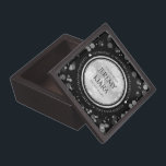 Boîte À Souvenirs De Première Qualité Élégant 25e anniversaire de Mariage d'argent<br><div class="desc">Célébrez le 25e anniversaire du mariage avec cette boîte à souvenir commémorative! Elégant lettrage noir et blanc serif avec des confettis hexagonaux sur feuille d'argent et des arrière - plans noirs ajoutent une touche mémorable pour cette occasion spéciale et une étape extraordinaire. Customisez les noms des heureux couples, les années...</div>