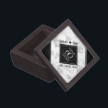 Boîte À Souvenirs De Première Qualité Élégant 60e anniversaire de Mariage de diamant<br><div class="desc">Célébrez le 60e anniversaire du mariage diamant avec cette boîte de garde élégante! Un élégant lettrage noir et blanc avec des confettis en diamant stylisé sur un arrière - plan blanc ajoutent une touche mémorable à cette occasion spéciale et à cette étape extraordinaire. Personnalisez avec les noms et les dates...</div>