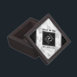 Boîte À Souvenirs De Première Qualité Élégant 60e anniversaire de Mariage de diamant<br><div class="desc">Célébrez le 60e anniversaire du mariage diamant avec cette boîte de garde élégante! Un élégant lettrage noir et blanc avec des confettis en diamant stylisé sur un arrière - plan blanc ajoutent une touche mémorable à cette occasion spéciale et à cette étape extraordinaire. Personnalisez avec les noms et les dates...</div>