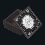 Boîte À Souvenirs De Première Qualité Élégant 60ème 75ème anniversaire de Mariage de dia<br><div class="desc">Célébrez le 60e ou le 75e anniversaire du mariage de diamants avec cette boîte commémorative de conservation! Un élégant lettrage noir et blanc avec des confettis en diamant stylisé sur des arrière - plans blancs et noirs ajoute une touche mémorable à cette occasion spéciale et à cette étape extraordinaire. Customisez...</div>