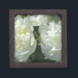 Boîte À Souvenirs De Première Qualité Elégant blanc peony floral blanc photo<br><div class="desc">Des pivoines blanches élégantes brillent au soleil du midi.</div>