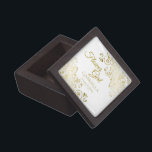 Boîte À Souvenirs De Première Qualité Flower Girl Mini Bijoux Keepsaké Box Mariage Cadea<br><div class="desc">Ce joli bijou de vison ou boîte de conservation est conçu comme un cadeau mariage ou une faveur pour Flower Girls. Conçu pour coordonner avec notre Suite de Mariage Elégante Gold Foil, il dispose d'une bordure dorée fausse feuille fleurie avec le texte "Flower Girl" ainsi qu'un endroit pour entrer son...</div>