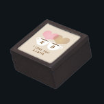 Boîte À Souvenirs De Première Qualité Je T'Aime Un Dernier Monogramme Personnalisé Initi<br><div class="desc">Un mignon "Je t'aime un latte" boîte de rangement en bois personnalisée pour les amateurs de café. Comprend deux tasses à café avec une vapeur en forme de coeur brun et rose clair entrelacée et un arrière - plan couleur crème. Personnalisez le texte personnalisé avec les initiales du prénom du...</div>
