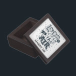 Boîte À Souvenirs De Première Qualité Marry Me Proposition L'Amour Est Dans L'Air<br><div class="desc">L'amour est dans l'air poêlé police de caractères typographie Valentine's Day mariage proposition fiançailles anneau boîte cadeau. Surprenez votre amoureuse avec cette jolie boîte cadeau avec une bague fiançailles à l'intérieur !</div>