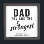 Boîte À Souvenirs De Première Qualité Papa, tu es la fête des pères la plus forte<br><div class="desc">Papa, tu es la boîte cadeau de fête des pères la plus forte. Boite cadeau papa le plus puissant avec un bras musculaire. Personnalisez-le avec vos noms. Le texte est de la typographie moderne noire. Vous pouvez modifier n'importe quel texte ou l'effacer. Un cadeau parfait pour un père ou un...</div>