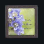 Boîte À Souvenirs De Première Qualité Petite Fleurs violettes Mariage dans le jardin<br><div class="desc">Customisez la jolie boîte cadeau de mariage Little Purple Flowers Garden avec les noms personnels de la mariée et du marié et la date de cérémonie de mariage spécifique pour créer un cadeau de conservation pour la mariée, ses demoiselles d'honneur ou la fête de la mariée. Cet élégant coffret fleuri...</div>