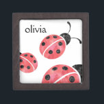 Boîte À Souvenirs De Première Qualité Red Watercolor Ladybugs Filles personnalisées<br><div class="desc">Cette jolie boîte à trinket personnalisée va certainement mettre un sourire sur le visage d'une fille amoureuse de coccinelle. La boîte contient des coccinelles sucrées dans des aquarelles rouges et noires tourbillonnant et douces. Personnalisez avec un nom, une phrase ou laissez vide. Coordonner avec notre collection de cadeaux, accessoires, fournitures...</div>