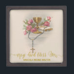 Boîte À Souvenirs De Première Qualité Sainte Communion Fille Catholique Traditionnelle G<br><div class="desc">Cette boîte à bijoux traditionnelle personnalisée de la Première Sainte Communion a une belle image du chalice, du missel ou de la bible avec un chapelet et des roses roses sur un autel. La superposition de l'écriture d'or ajoute une touche délicate ! Ce serait un endroit idéal pour stocker tous...</div>