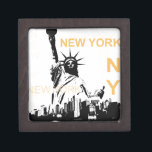 Boîte À Souvenirs De Première Qualité Statue de la Liberté de New York<br><div class="desc">Statue de la Liberté de New York et Manhattan</div>