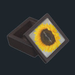 Boîte À Souvenirs De Première Qualité Tournesol personnalisé<br><div class="desc">Boîte à Trinette Personnalisée De Garde De Tournesol Cadeau. Parfait pour garder tous ces petits trésors dans ou un endroit pour garder des bijoux tout en travaillant.</div>
