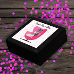 Boîte À Souvenirs Deux chats dans les années 1950 Style Rose Chaise<br><div class="desc">Cette boîte cadeau en bois pour bijoux,  bijoux ou cadeaux a deux chats,  un noir et un blanc assis dans une chaise rose des années 50 sur un arrière - plan blanc aux pois roses. Customisez votre texte avec le modèle.</div>
