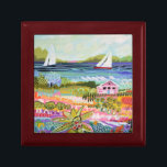 Boîte À Souvenirs Deux voiliers et chalet<br><div class="desc">Deux voiliers et Cottage I de Karen Fields. Scène ludique et lumineuse avec fleurs,  arbres,  cottage et voiliers sur l'eau.</div>